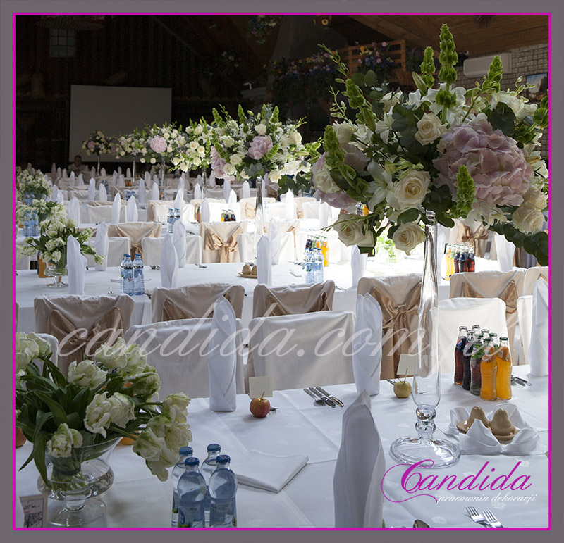 wesele w hotelu Boss, dekoracje weselne w hotelu Boss, dekoracje stołów weselnych, dekoracje sali weselnej, wysokie kompozycje kwiatowe na stołach weselnych