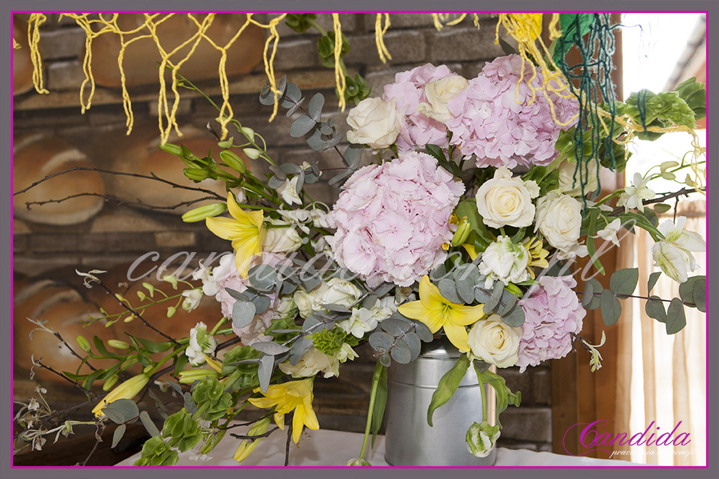dekoracja kwiatowa stołu wiejskiego na weselu, dekoracje weselne w hotelu Boss