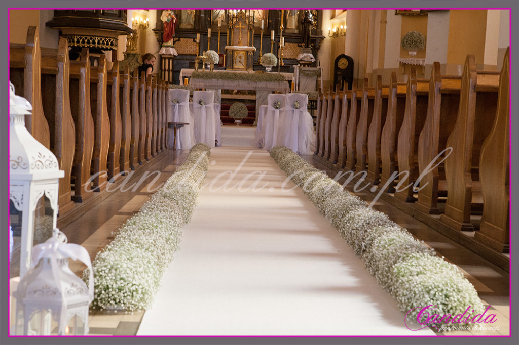 dekoracja kościoła na ślub gipsówka, dekoracja nawy głównej, lampiony, biały dywan