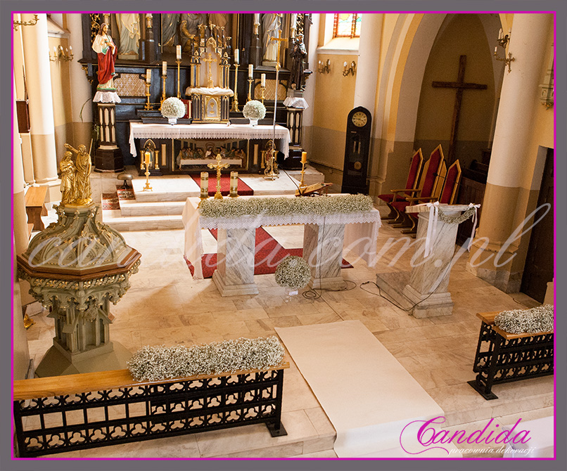 dekoracja kościoła na ślub gipsówka, dekoracja ślubna ołtarza, dekoracje ślubne