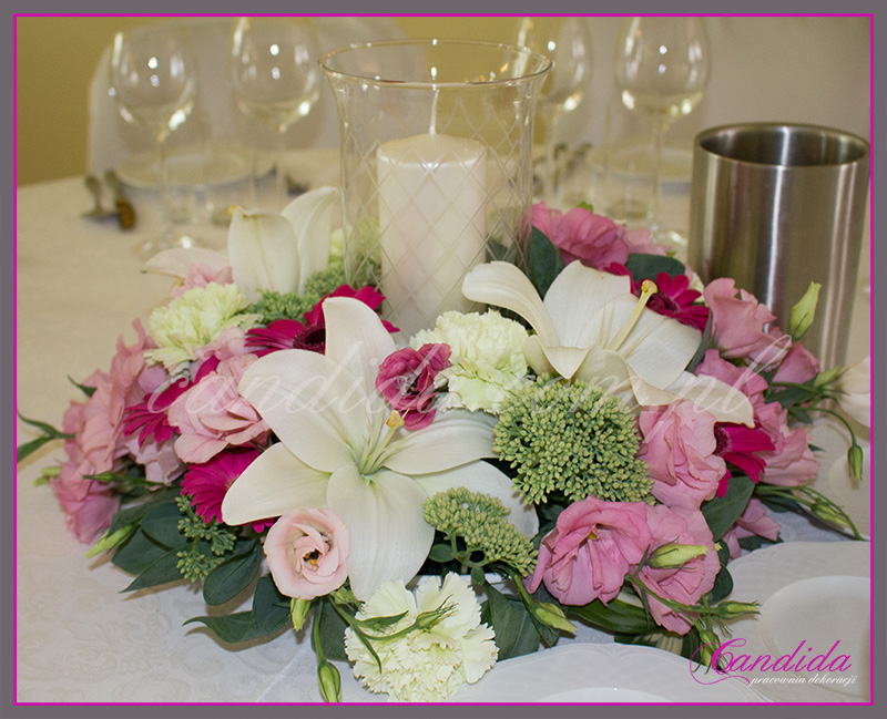 wesele w Dworze Radzin, dekoracje sali weselnej, dekoracja stołów gości weselnych, niska kompozycja kwiatowa ze świecznikiem