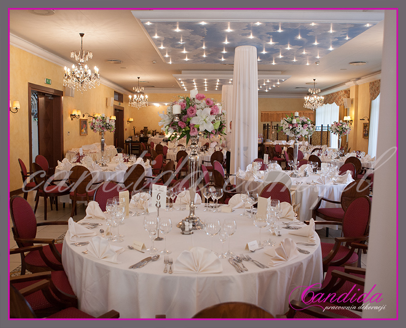 dekoracje weselne w hotelu Pan Tadeusz, wesele w hotelu Pan Tadeusz, dekoracje stołów i sal weselnych, kandelabry z kwiatowymi kompozycjami i świecami