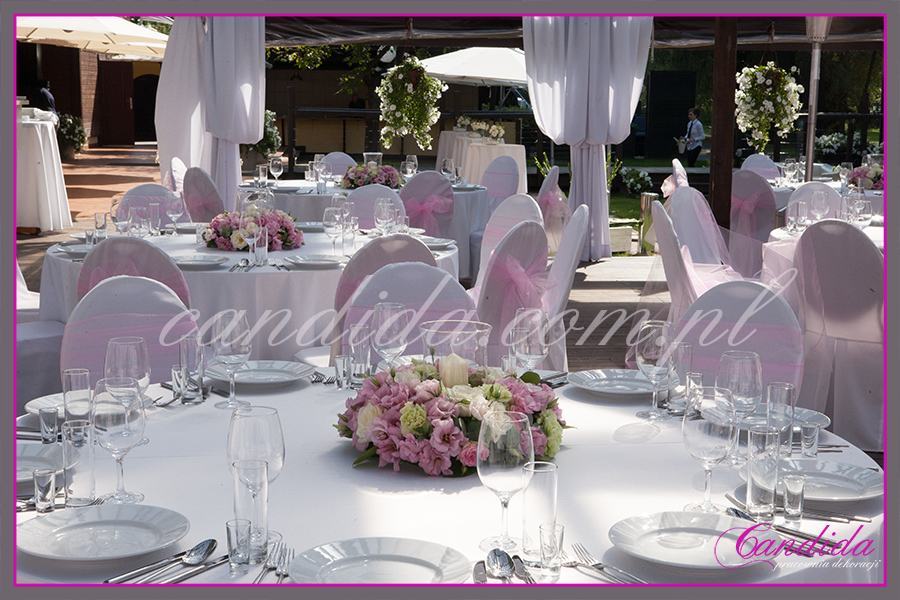wesele w Boathouse, dekoracja weselna stołów gości, niskie kompozycje kwiatowe