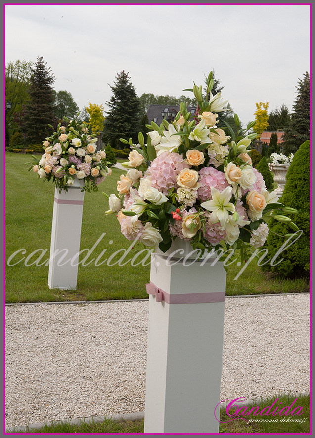 ślub w plenerze w Pałacyku w Otrębusach, dekoracje ślubu plenerowego, duże kompozycje kwiatowe na postumentach