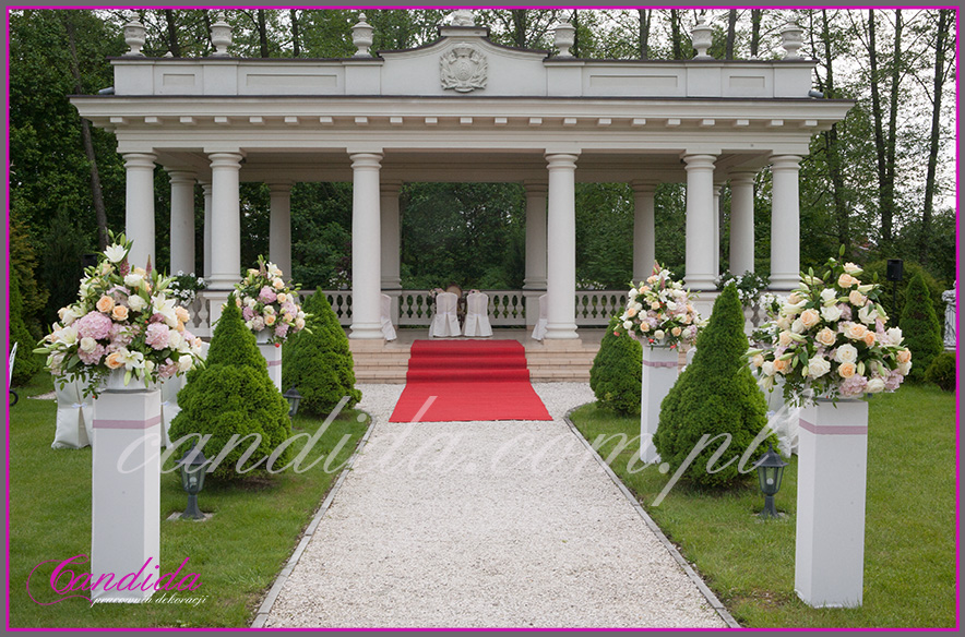 ślub w plenerze w Pałacyku w Otrębusach, dekoracje ślubu plenerowego, kompozycje kwiatowe na postumentach