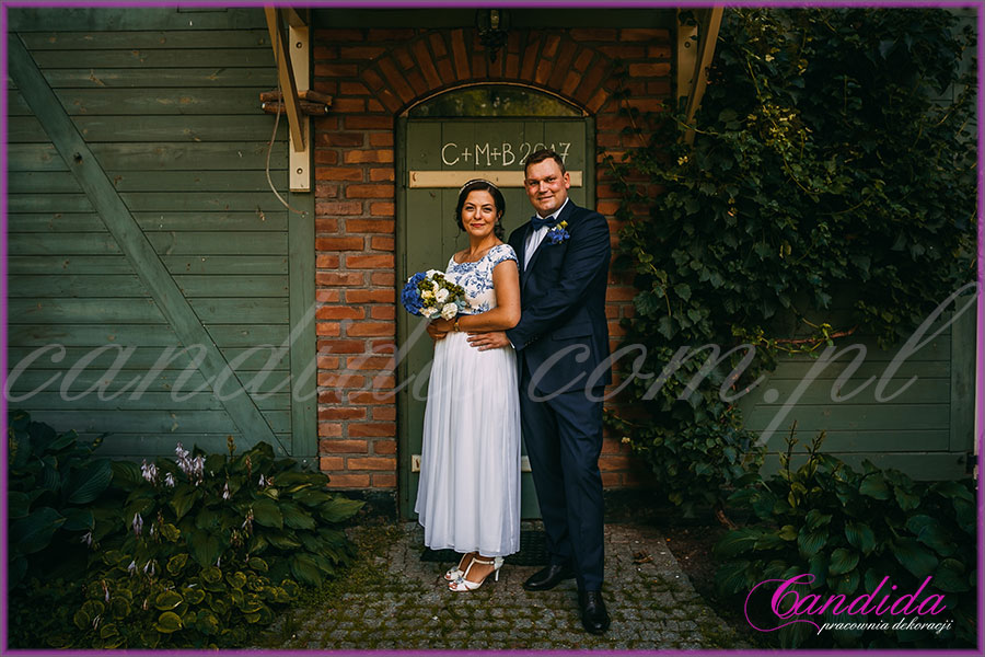 ślub i wesele w kolorze kobaltowym, wiązanka ślubna, bukiet ślubny