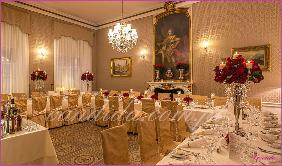 dekoracje weselne w restauracji Pod Gigantami dekoracja sali weselnej srebrne kandelabry świece czerwone róże
