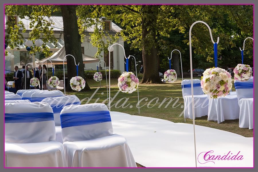 dekoracje ślubne plenerowe, ślub w plenerze, kwiaty do ślubu, Dwór Radzin, kwiatowe kule, biały dywan