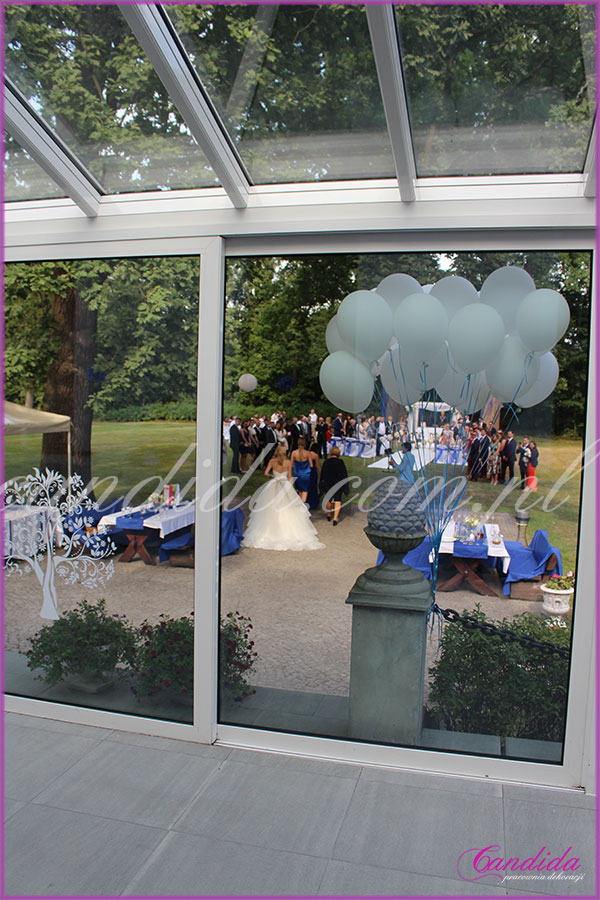 Dwór Radzin, widok z patio na ślub w plenerze, dekoracje ślubne plenerowe, ślub w plenerze, kwiaty do ślubu