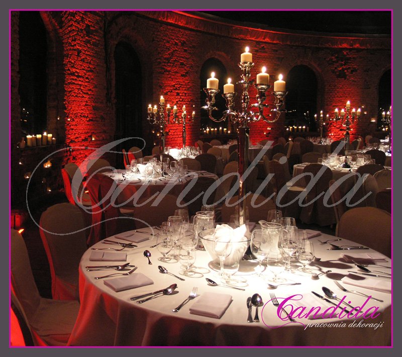 dekoracje weselne kandelabry, kandelabr z pięcioma świecami, dekoracje stołów weselnych