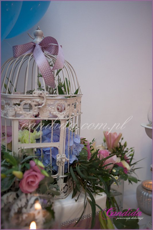 kwiatowe dekoracje wesela w hotelu Brant, kwiaty w klatkach, Candy Bar