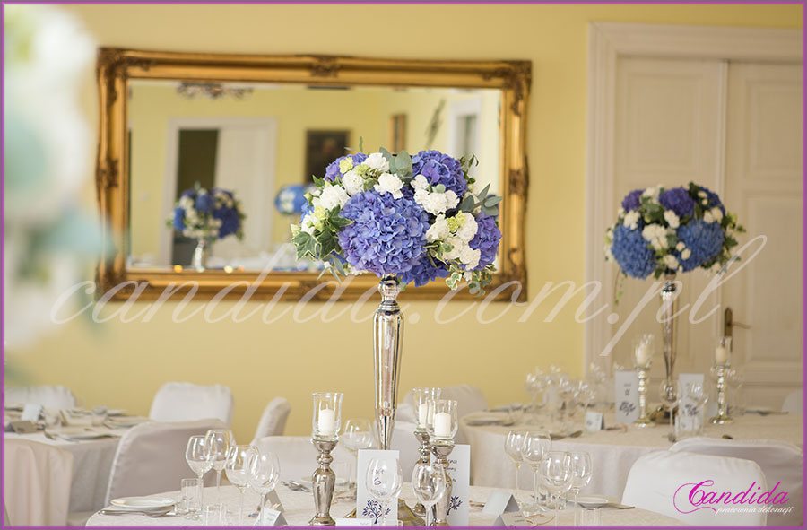 ślub i wesele w kolorze kobaltowym, dekoracja sali weselne w Dworze Radzin, kandelabry
