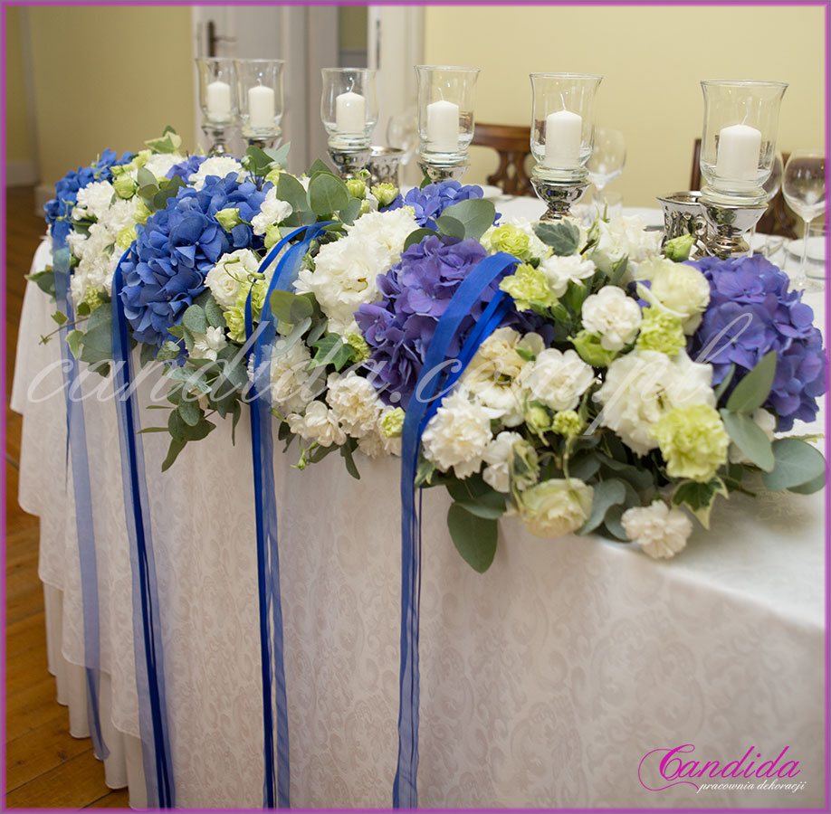 ślub i wesele w kolorze kobaltowym, dekoracja stołu Młodej Pary, Dwór Radzin