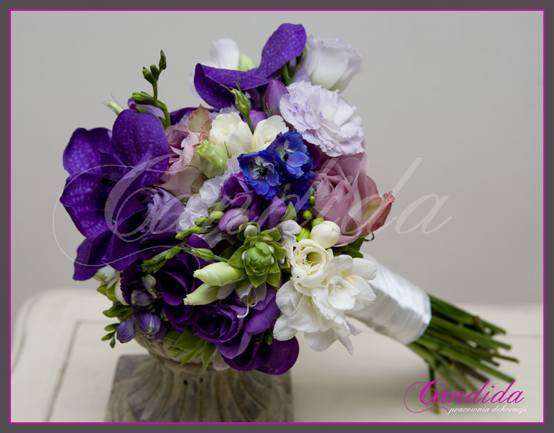 wiązanka ślubna typu arm bouquet, wiązanki ślubne, bukiety ślubne, Wiązanka ślubna wykonana z  fioletowej róży, eustomy, białej  frezji i storczyka Vanda 