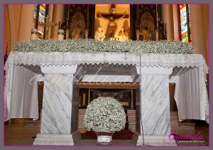 dekoracja ślubna kościoła, dekoracja ołtarza z gipsówki