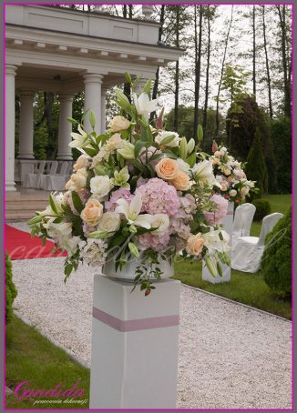 ślub w plenerze dekoracje kwiatowe ślubu w plenerze w Otrębusach 1 kompozycja kwiatowa na postumencie