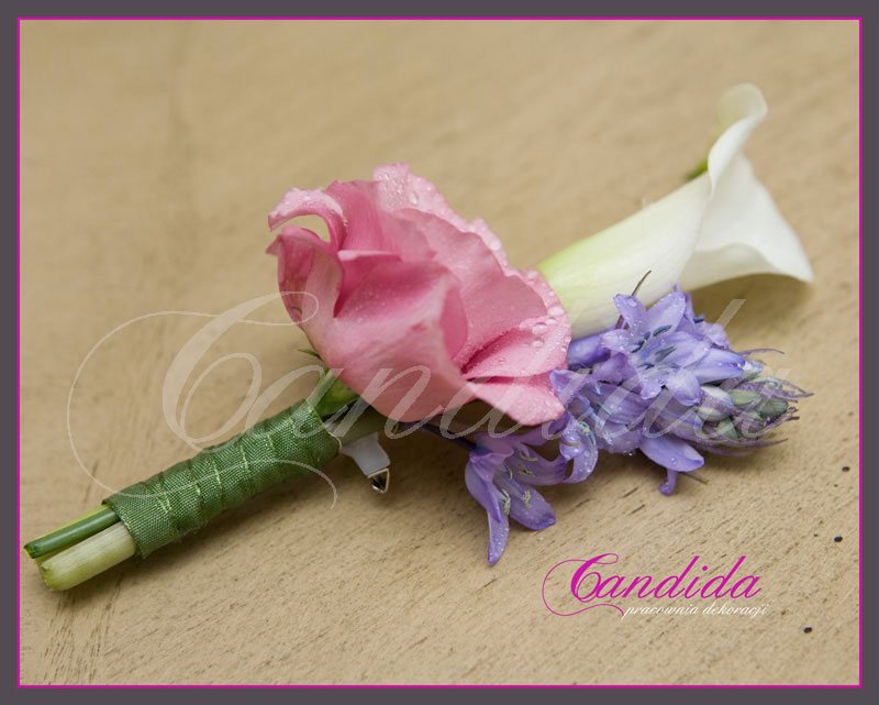Butonierka dla Pana Młodego wykonana z białej cantedeskii, różowej eustomy, fioletowego ornitogalum, butonierki 29