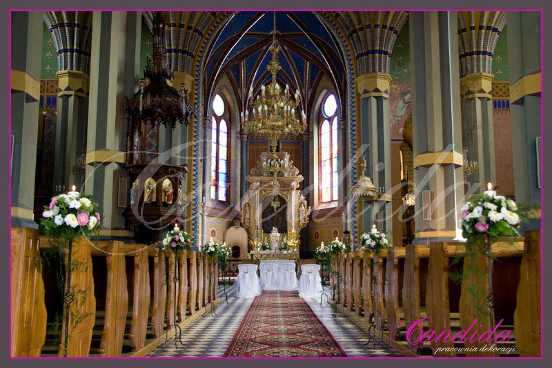 Dekoracja Kościoła, nawy głównej. Nawę główną ozdabiają stojaki ze świecami, Do kompozycji użyto astry