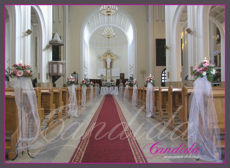 Dekoracja Kościoła, nawy głównej. Nawę główną ozdabiają stojaki ze świecami, Do kompozycji użyto mix kwiatów sezonowych.