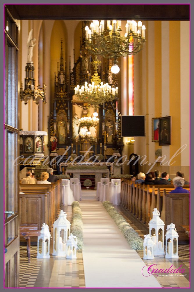 dekoracja kościoła z gipsówki