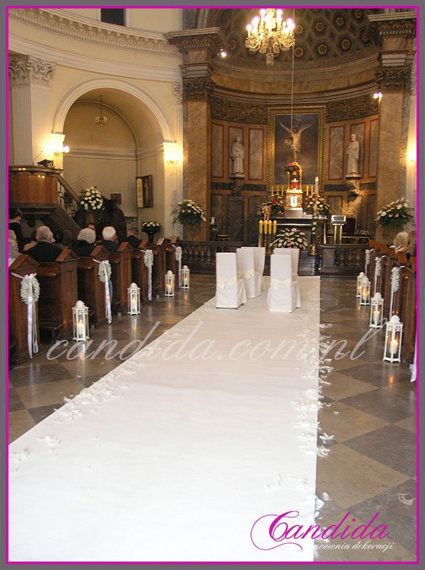 dekoracja ślubna kościoła, wianki z gipsówki