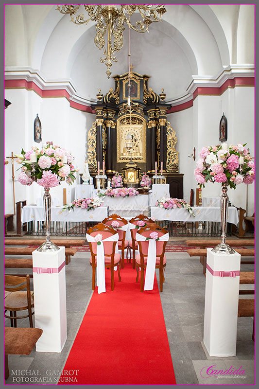 dekoracja ślubna kościoła, kandelabry, różowe hortensje
