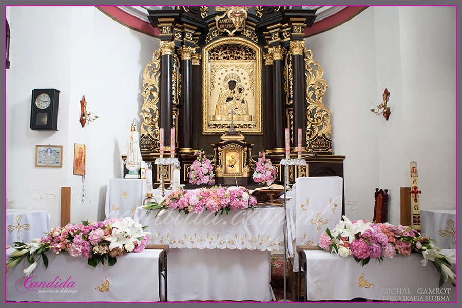 dekoracja ślubna kościoła, kandelabry z kompozycją kwiatową