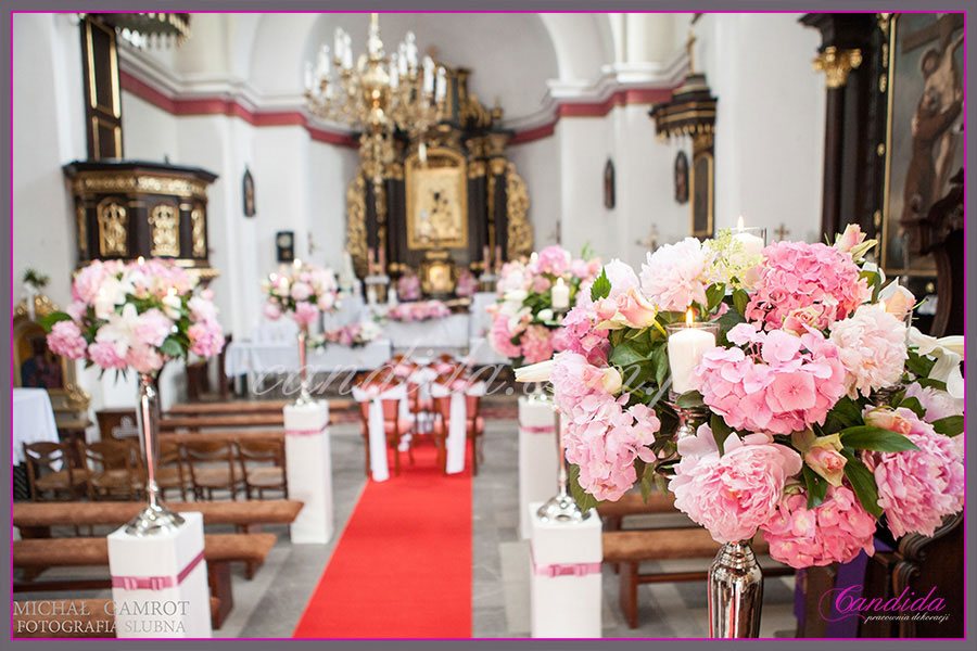 dekoracja ślubna kościoła, kandelabry z kompozycją kwiatową