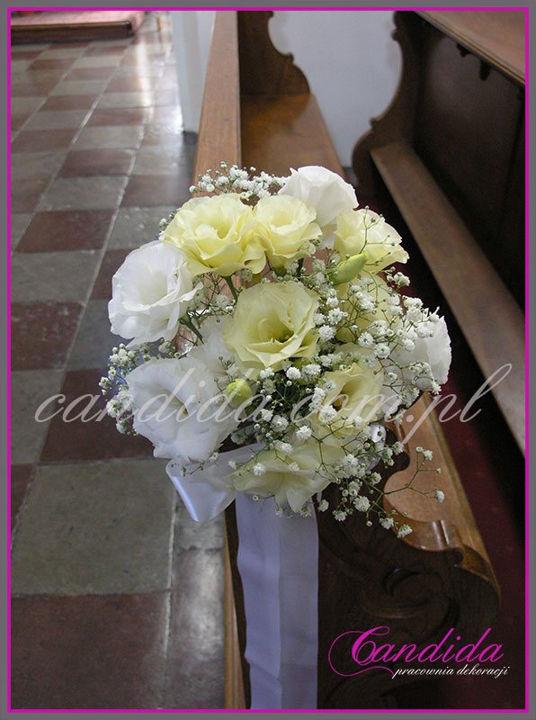 dekoracja ślubna kościoła, dekoracja ławek kwiatami