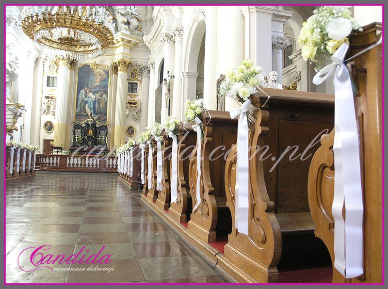 dekoracja ślubna kościoła, dekoracja ławek kwiatami