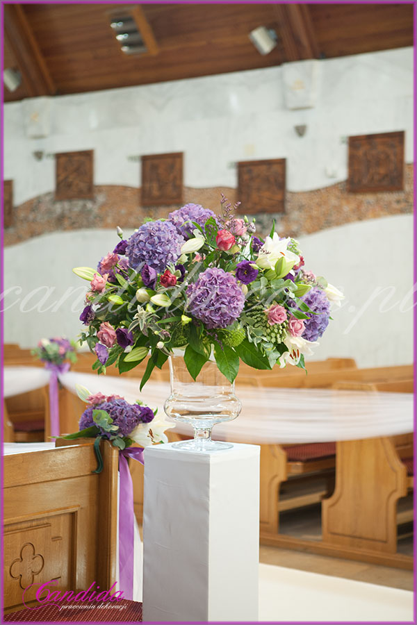 dekoracja ślubna kościoła kompozycja kwiatowa z hortensjami na postumencie