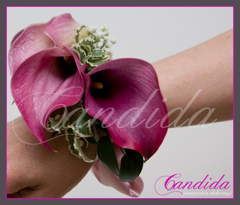 Bransoleta kwiatowa wykonana z cantedeskii