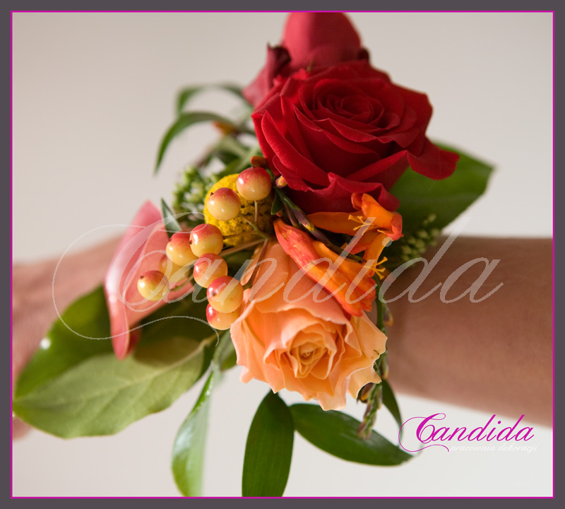 Bransoleta kwiatowa wykonana z pomarańczowych róż, cantedeskii, crocosmii, craspedii