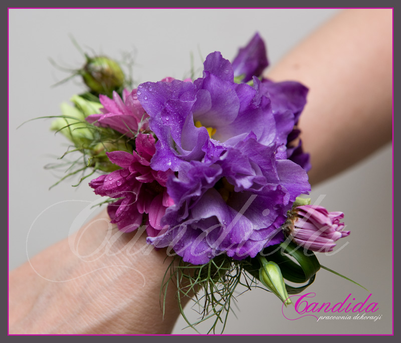 Bransoleta kwiatowa wykonana z fioletowej eustomy, groszku pachnącego, nigelli, margerytki