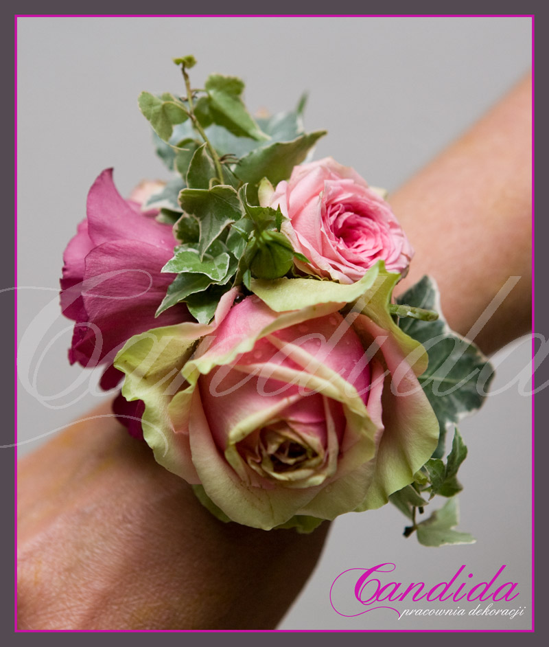Bransoleta kwiatowa wykonana z róż i eustomy z dodatkiem hedery.