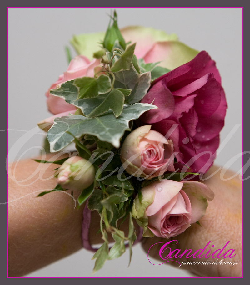 Bransoleta kwiatowa wykonana z róż i eustomy z dodatkiem hedery.