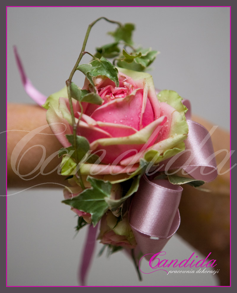 Bransoleta kwiatowa wykonana z róż, hedery z dodatkiem atłasowej kokardy.