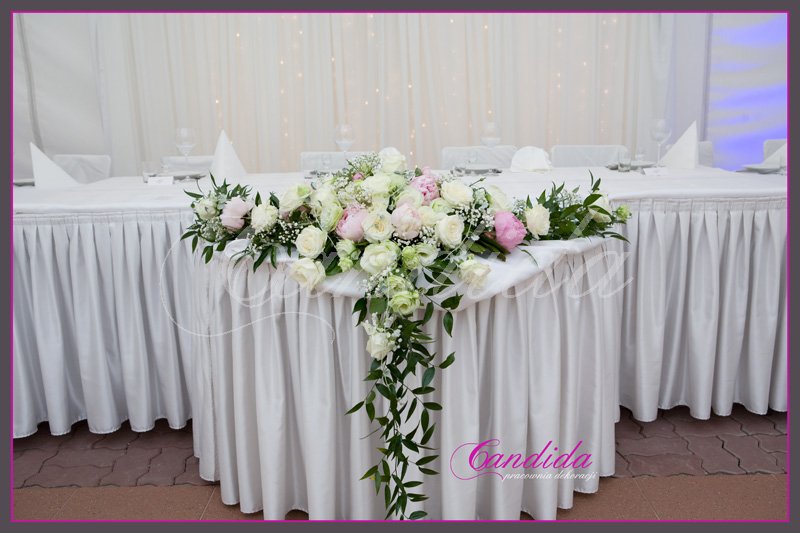 Dekoracja stołu Młodej Pary wykonana z różowych i białych piwonii, białych róż, pistacjowej eustomy