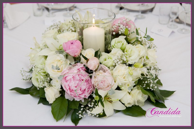 Dekoracja stołów gości - lampion z wiankiem z kwiatów, kompozycja wykonana z różowych i białych piwonii, lilii, białych róż, pistacjowej eustomy