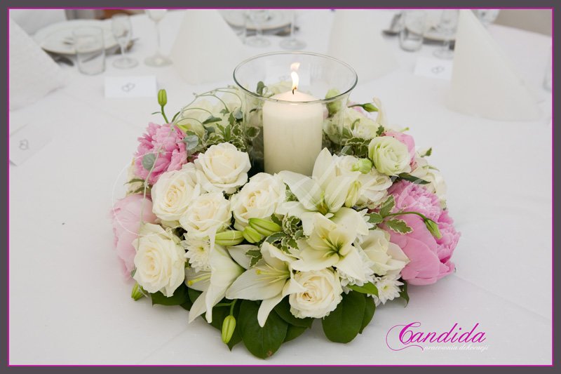Dekoracja stołów gości - lampion z wiankiem z kwiatów, kompozycja wykonana z różowych i białych piwonii, lilii, białych róż, pistacjowej eustomy