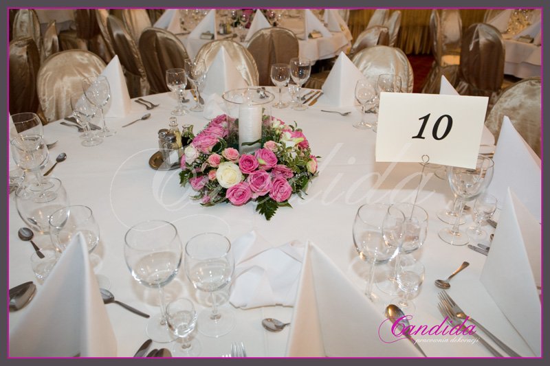 Dekoracja stołów gości - lampiony z wiankami z kwiatów, kompozycje wykonane z różowych róż, storczyka dendrobium, róż gałązkowych, gipsówki