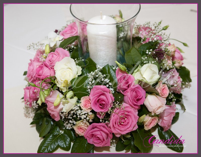 Dekoracja stołów gości - lampiony z wiankami z kwiatów, kompozycje wykonane z różowych róż, storczyka dendrobium, róż gałązkowych, gipsówki