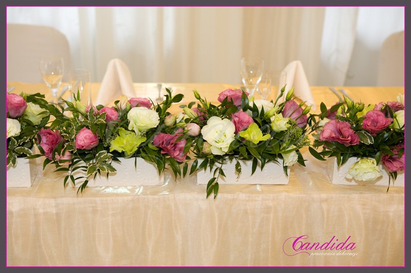 Dekoracja stołu Młodej Pary wykonana z różowej eustomy, pistacjowego mieczyka