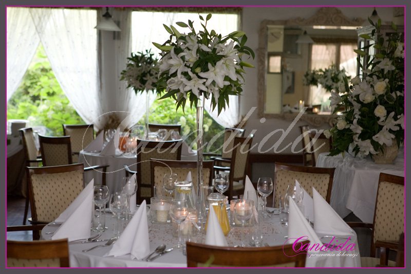 Dekoracja stołów gości z białych lilii