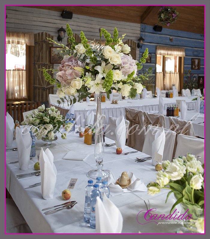 dekoracja sali weselnej w hotelu Boss, dekoracja kwiatowa, kompozycje kwiatowe z hortensji, storczyków, róż, eustomy, lilii, tulipanów 2