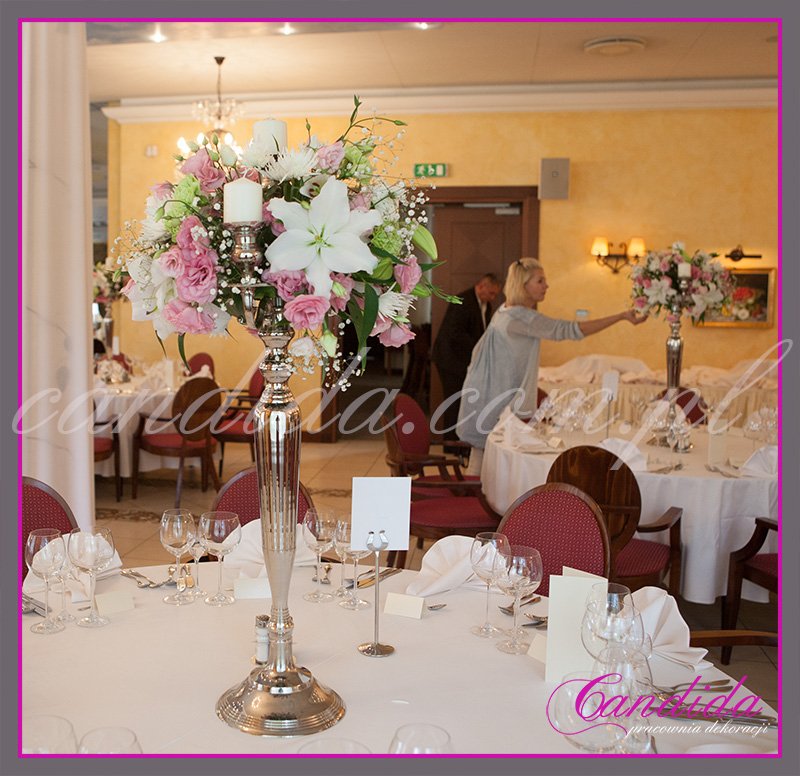 dekoracja stołu weselnego kompozycja kwiatowa na kandelabrze ze świecami