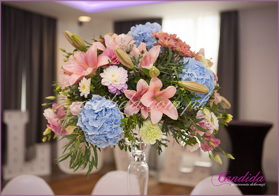 dekoracja weselna stołu gości w hotelu Brant, kompozycja kwiatowa na dużym naczyniu szklanym, dekoracje weselne