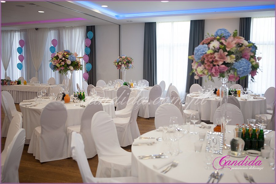 dekoracja sali weselnej w hotelu Brant, dekoracje weselne stołów gości, kompozycje kwiatowe na stołach gości