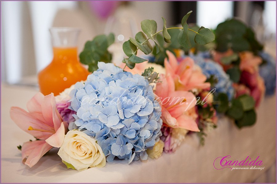 dekoracja stołu Młodej Pary w hotelu Brant, kompozycja kwiatowa, dekoracje weselne