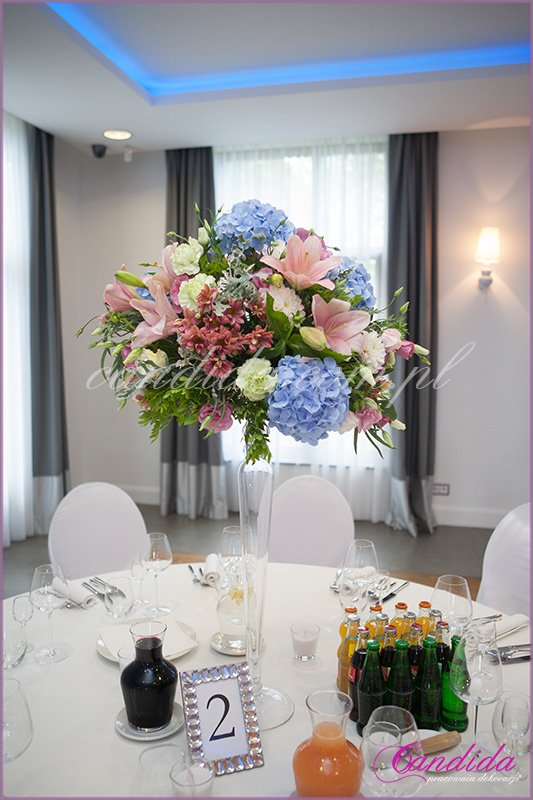 dekoracja stołu weselnego w hotelu Brant, kompozycje weselne , dekoracje weselne
